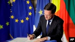 El primer ministro holandés Mark Rutte firma la declaración durante la cumbre de la UE en el Salón Orazi y Curiazi en el Palazzo dei Conservatori en Roma el sábado 25 de marzo de 2017.