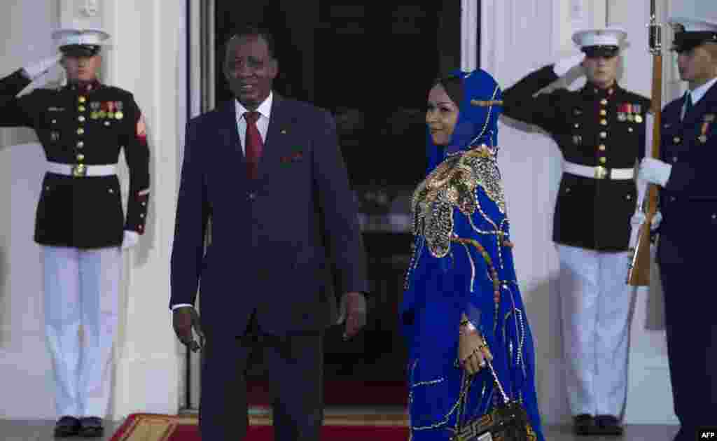 Le président du Tchad, Idriss Deby Itno, arrive à la Maison Blanche pour un dîner de groupe lors du Sommet des dirigeants africains des États-Unis, à Washington, DC, le 5 août 2014.
