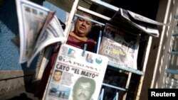 Halaman depan dari surat kabar Meksiko yang memberitakan soal penangkapan gembong narkoba Ismael "El Mayo" Zambada dan Joaquin Guzman Lopez, terlihat di salah satu kios surat kabar di Mexico City, Meksiko, pada 26 Juli 2024. (Foto: Reuters/Gustavo Graf)