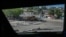 Pemandangan dari dalam kendaraan lapis baja di daerah Delmas saat polisi Kenya berpatroli di tempat geng-geng bersenjata di pinggiran ibu kota Port-au-Prince, Haiti, Rabu 12 Maret 2025.