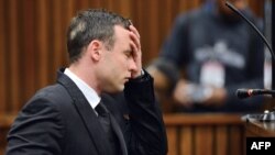 Atlet Afrika Selatan Oscar Pistorius saat mengikuti persidangan di Pengadilan Tinggi Pretoria, 30 Juni 2014 (Foto: dok).