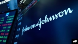 El logotipo de Johnson & Johnson aparece en un monitor sobre un puesto comercial en el piso de la Bolsa de Valores de Nueva York, el lunes 12 de julio de 2021.
