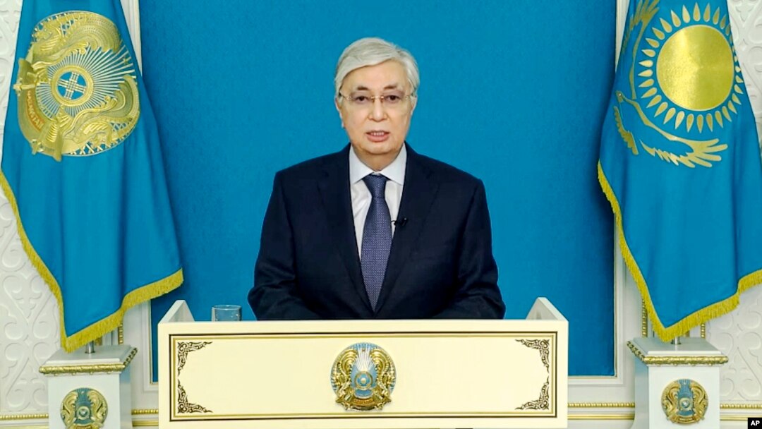 Presiden Kazakhstan Kassym-Jomart Tokayev menyampaikan pidato melalui televisi di Nur-Sultan, Kazakhstan, 5 Januari 2022. (Kantor Pers Presiden Kazakhstan via AP)
