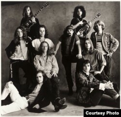 Irving Penn captured this image of two of the most influential rock groups of the 1960s, Janis Joplin with Big Brother and the Holding Company, and The Grateful Dead, in San Francisco. (National Portrait Gallery, © The Irving Penn Foundation)