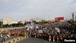 Followers of the Shi'ite Houthi movement march during an anti-government demonstration in Sana'a, Yemen, Aug. 24, 2014. 