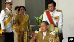 تھائی لینڈ کے بادشاہ اپنے خاندان کے ہمراہ