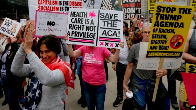 En Chicago también se presentaron protestas a favor y en contra del proyecto de ley para revocar el "Obamacare".