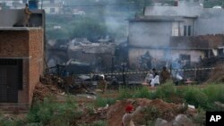 Tentara Pakistan memeriksa lokasi jatuhnya pesawat di Rawalpindi, Pakistan, 30 Juli 2019.
