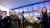 瑞幸咖啡首席执行官钱治亚（右）和非执行董事长陆正耀（左）在美国纽约纳斯达克市场敲响了公司股票上市交易的钟声（2019年5月17日）。