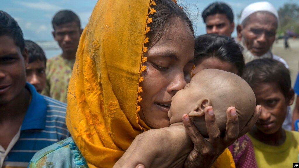 Một phụ nữ Hồi giáo Rohingya vượt biên từ Myanmar hôn đứa con sơ sinh vừa mới qua đời ngay trước khi thuyền của họ đến được Vịnh Bengal, Bangladesh ngày 14/9/2017.