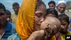 Một phụ nữ Hồi giáo Rohingya vượt biên từ Myanmar hôn đứa con sơ sinh vừa mới qua đời ngay trước khi thuyền của họ đến được Vịnh Bengal, Bangladesh ngày 14/9/2017.