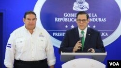 Honduras Savunma Bakanı Luis Suazo ve Honduras Dışişleri Bakanı Lizandro Rosales
