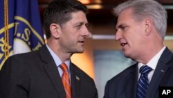 ປະທານສະພາຕ່ຳ ທ່ານ ພອລ ໄຣແອນ (Paul Ryan), ຈາກລັດວິສຄອນຊິນ ສັງກັດພັກຣີພັບບລີກັນ, ຊ້າຍ, ຫາລືກັບ ຜູ້ນຳສຽງສ່ວນຫຼາຍ ຂອງສະພາຕ່ຳ ທ່ານເຄວິນ ເມັກຄາຣຕີ ຈາກລັດຄາລີຟໍເນຍ ສັງກັດພັກຣີພັບບລີກັນ (Kevin McCarthy) ໃນລະຫວ່າງ ກອງປະຊຸມຖະແຫລງຂ່າວ ຢູ່ທີ່ລັດຖະສະພາ ໃນນະຄອນຫຼວງວໍຊິງຕັນ, ວັນທີ 16 ພຶດສະພາ 2018. 