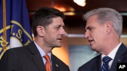 En la foto, el presidente de la Cámara de Representantes, Paul Ryan, (izquierda)republicano por Wisconsin, habla con el segundo líder del Partido en la Cámara Kevin McCarthy, republicano por California, durante una conferencia de prensa en el Capitolio. Mayo 16 de 2018.