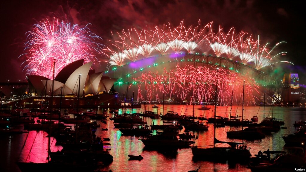 Màn bắn pháo hoa bảy sắc cầu vồng tại Sydney, Australia.