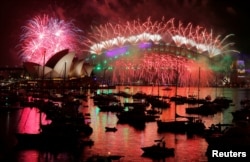 Kembang api di Sydney Opera House dan Harbour Bridge saat Tahun Baru di Sydney Australia, 1 Januari 2017.