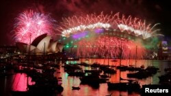 Pháo hoa thắp sáng bầu trời bên trên Nhà hát Opera Sydney và Cầu Cảng Sydney khi Úc đón mừng năm mới ở Sydney, ngày 1 tháng 1, 2017.