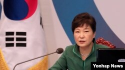 တောင်ကိုရီးယားသမ္မတ Park Geun-hye က သူ့အစိုးရအဖွဲ့ရဲ့ ထိပ်တန်းတာဝန်ရှိ သူအများအပြား နှုတ်ထွက်စာတင်ထားတာကို ဒီကနေ့ လက်ခံ
