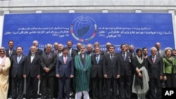 14일 카불에서 동맹국들과 회담을 가진 하미드 카르자이 아프가니스탄 대통령 (가운데).