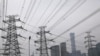 Gambar menara transmisi listrik di dekat Kawasan Pusat Bisnis (CBD) Beijing, China, 28 September 2021. (Foto: REUTERS/Tingshu Wang)