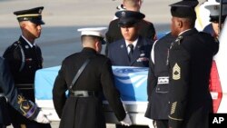 지난해 8월 한국 오산 미 공군기지에서 군인들이 북한에서 송환된 미군 유해를 운구하고 있다.