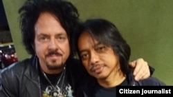 Dewa Budjana (kanan) bersama gitaris kelompok Toto, Steve Lukather (foto ilustrasi/dok: Dewa Budjana). 