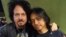 Dewa Budjana (kanan) bersama gitaris kelompok Toto, Steve Lukather (foto ilustrasi/dok: Dewa Budjana). 