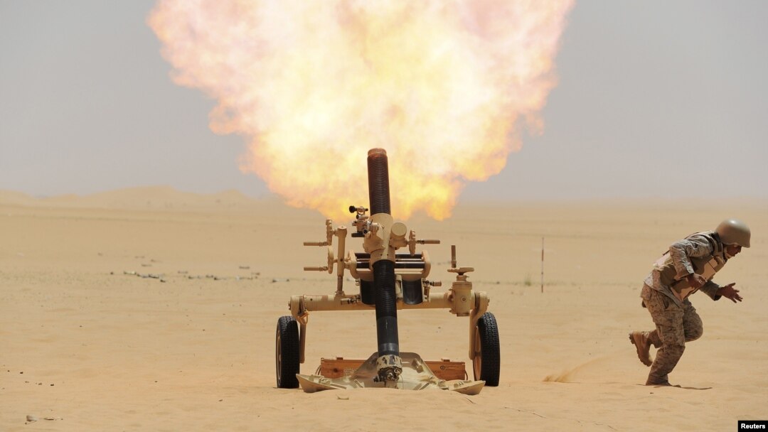 Seorang tentara Saudi menembakkan mortir ke arah sasaran pasukan Houthi di Yaman utara (foto: dok). Konflik di Yaman dinilai menguntungkan kelompok militan Al-Qaida dan ISIS.