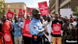 Un policier anti-émeute se tient devant la manifestation des médecins à Nairobi, au Kenya, le 13 février 2017.