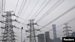 Gambar menara transmisi listrik di dekat Kawasan Pusat Bisnis (CBD) Beijing, China, 28 September 2021. (Foto: REUTERS/Tingshu Wang)