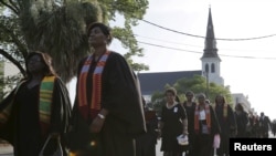សមាជិក​ក្រុម​ចម្រៀង​​ពី​វិហារ​ Emanuel African Methodist Episcopal ធ្វើ​ដំណើរ​ទៅ​ចូលរួម​ពិធី​បុណ្យ​សព​ព្រះតេជគុណ Clementa Pinckney នៅ​ក្រុង Charleston រដ្ឋ​ South Carolina នា​ថ្ងៃ​ទី២៦ ខែ​មិថុនា ឆ្នាំ​២០១៥។