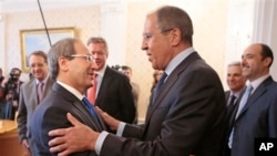 Menteri Luar Negeri Rusia Sergey Lavrov (kanan) menyambut Deputi Menteri Luar Negeri Suriah Fayssal Al-Mekdad dalam pertemuan di Moskow (22/5). (AP Photo/Mikhail Metzel)