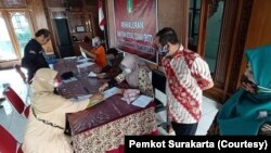 Wali kota Solo, Hadi Rudyatmo (berbatik merah putih, kedua dari kanan) memantau langsung penyerahan bantuan sosial tunai BST dan penerapan protokol kesahatan di Solo, Sabtu (22/8). (Foto: Courtesy/Pemkot Surakarta)