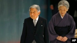 Kaisar Akihito (kiri) dan permaisurinya Michiko, saat hadir pada sebuah acara di gedung Nippon Budokan di Tokyo, tahun lalu (foto: dok).