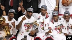Celebración en la American Arena de Miami, la casa del Miami Heat que ayer se coronó campeón de la NBA.