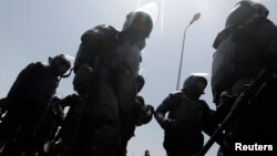 Egyptian riot police take up positions outside the building where former president Hosni Mubarak is being tried in connection with the killing of Arab Spring protesters. 