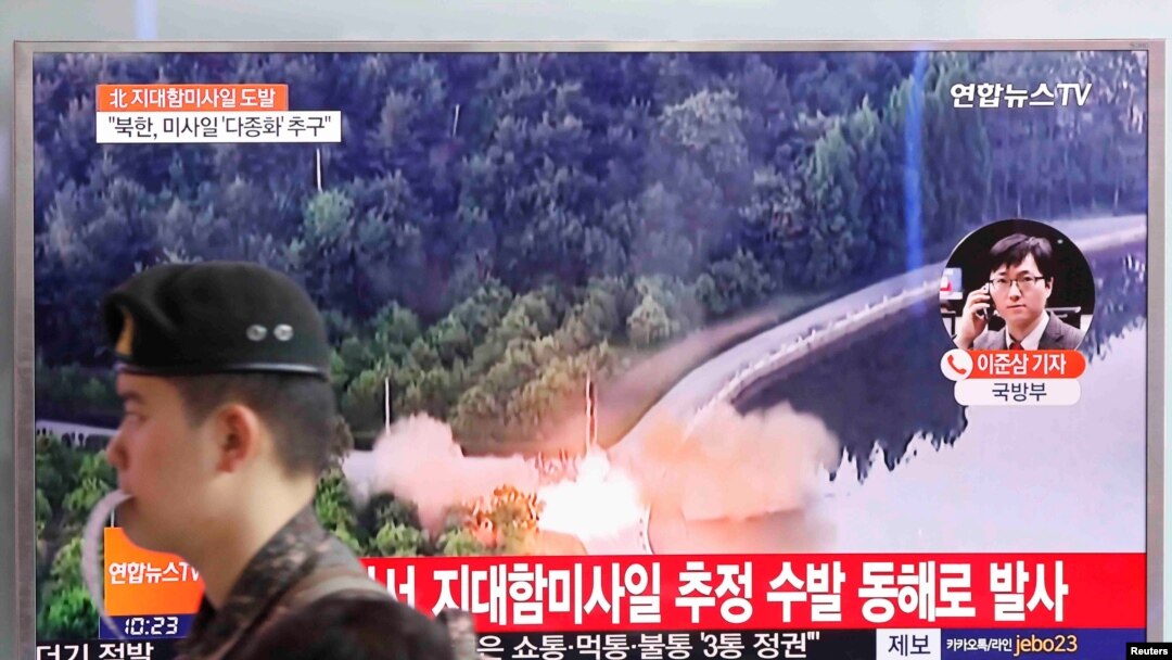 韩国首尔一个火车站的电视屏幕上显示朝鲜在其东部海岸发射几枚地对舰导弹（2017年6月8日）