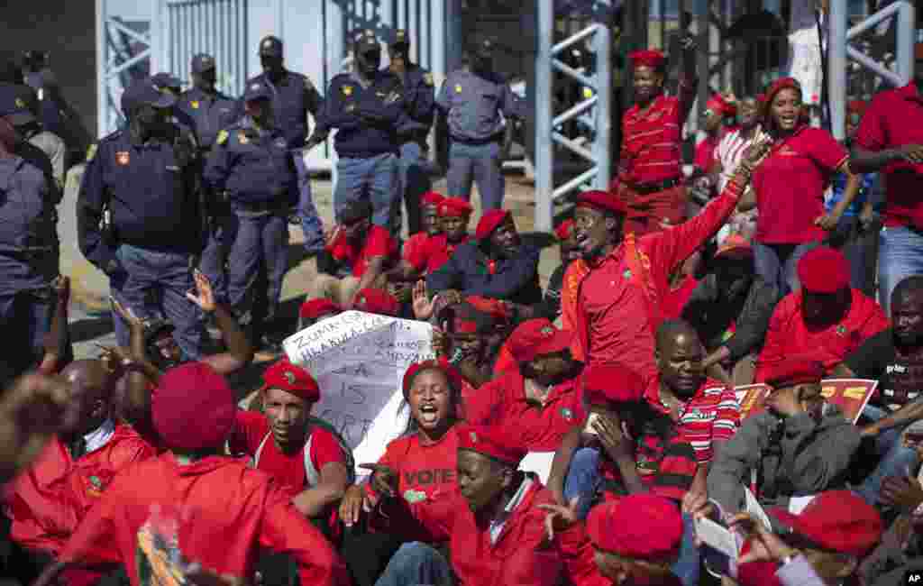 Supporters of Julius Malema&#39;s opposition Economic Freedom Fighters (EFF) party who were upset with the election results stage a protest outside the provincial results center for Gauteng province, in Johannesburg, South Africa, May 9, 2014.