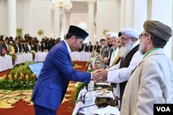 Indonesian President Joko Widodo greets religious scholars from Afghanistan and Pakistan at Bogor’s one-day conference, May 11, 2018. (VOA Indonesian service)