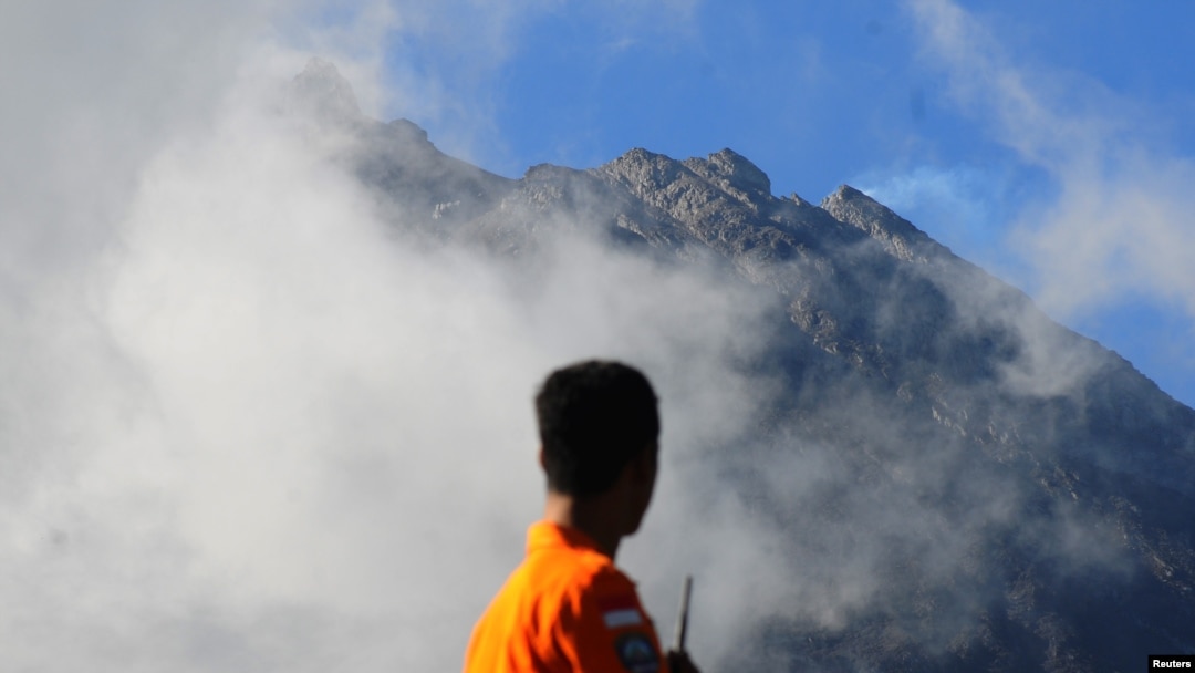 Petugas SAR mengawasi Gunung Merapi setelah beberapa letusan kecil di Selo, Kabupaten Boyolali, Jawa Tengah, 22 Mei 2018.