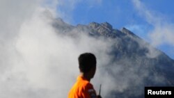 Petugas SAR mengawasi Gunung Merapi setelah beberapa letusan kecil di Selo, Kabupaten Boyolali, Jawa Tengah, 22 Mei 2018.