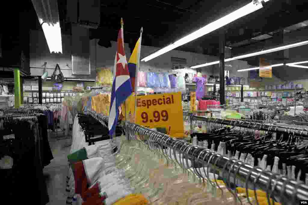 Banderas cubanas se mezclan con los carteles pintados de amarillo chillón y letras rojas que anuncian los precios.