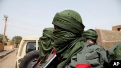 Les soldats maliens ont rejoint les rebelles pour une patrouillent à Gao, au Mali, le 23 février 2017.
