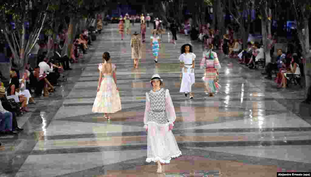 쿠바 아바나에서 샤넬의 거리 패션쇼가 열렸다.
