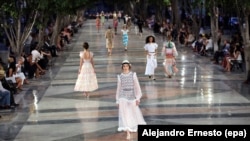 Des mannequins lors d’un défilé de mode organisé par Chanel à la Havane, le 3 mai 2016.
