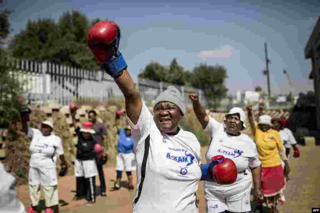 Kelompok nenek-nenek ikut berlatih olahraga tinju pada acara yang diselenggarakan oleh sebuah perusahaan kebugaran di Cosmo City, Johannesburg, Afrika Selatan.