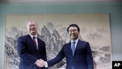 U.S. special envoy for North Korea Stephen Biegun, left, pose with his South Korean counterpart Lee Do-hoon during their meeting at the Foreign Ministry in Seoul, South Korea, Wednesday, Aug. 21, 2019.