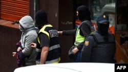 Arrestation d'un homme accusé de collaborer avec l'Etat Islamique dans un cybercafé à Barcelone le 8 décembre 2015.