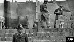 Ðông Ðức xây thêm gạch nâng cao Bức tường Berlin (ảnh tư liệu ngày 7 tháng 10, 1961)