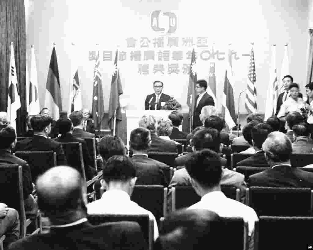 老照片回顾：美国之音中文广播70年